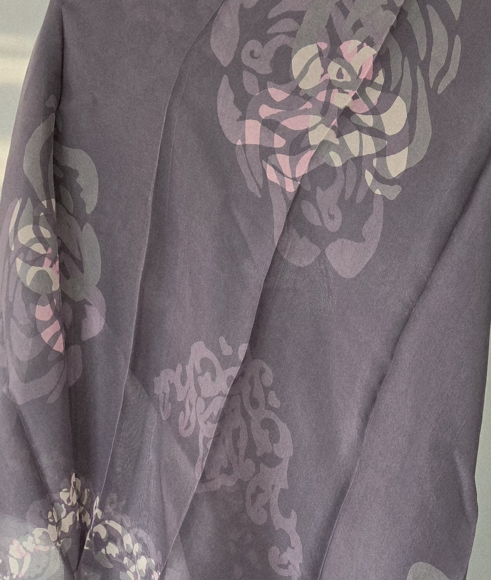 Grey Kelagayi scarf with White and Pink Roses patterns 120cm x 120cm - Image 3